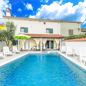 Holiday Olga With Pool &pet Friendly Pula