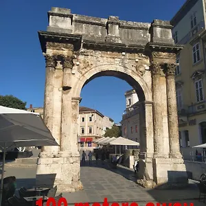 Maison d'hôtes Roman Arch- Low Budget Doublebed In Top Center, Pula