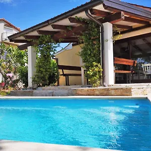 Rustic House With Private Swimming Pool Pula